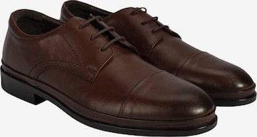 Desa - Zapatillas 'Slip-Ons' en marrón: frente
