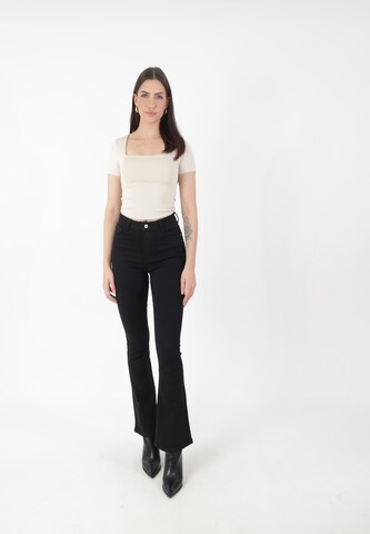 Elara Flared Jeans in Schwarz