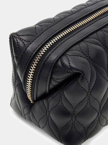 GUESS Kosmetiktasche 'Maxine' in Schwarz