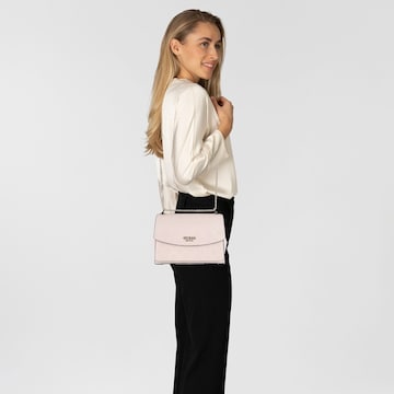 GUESS Umhängetasche 'Phoebe' in Pink