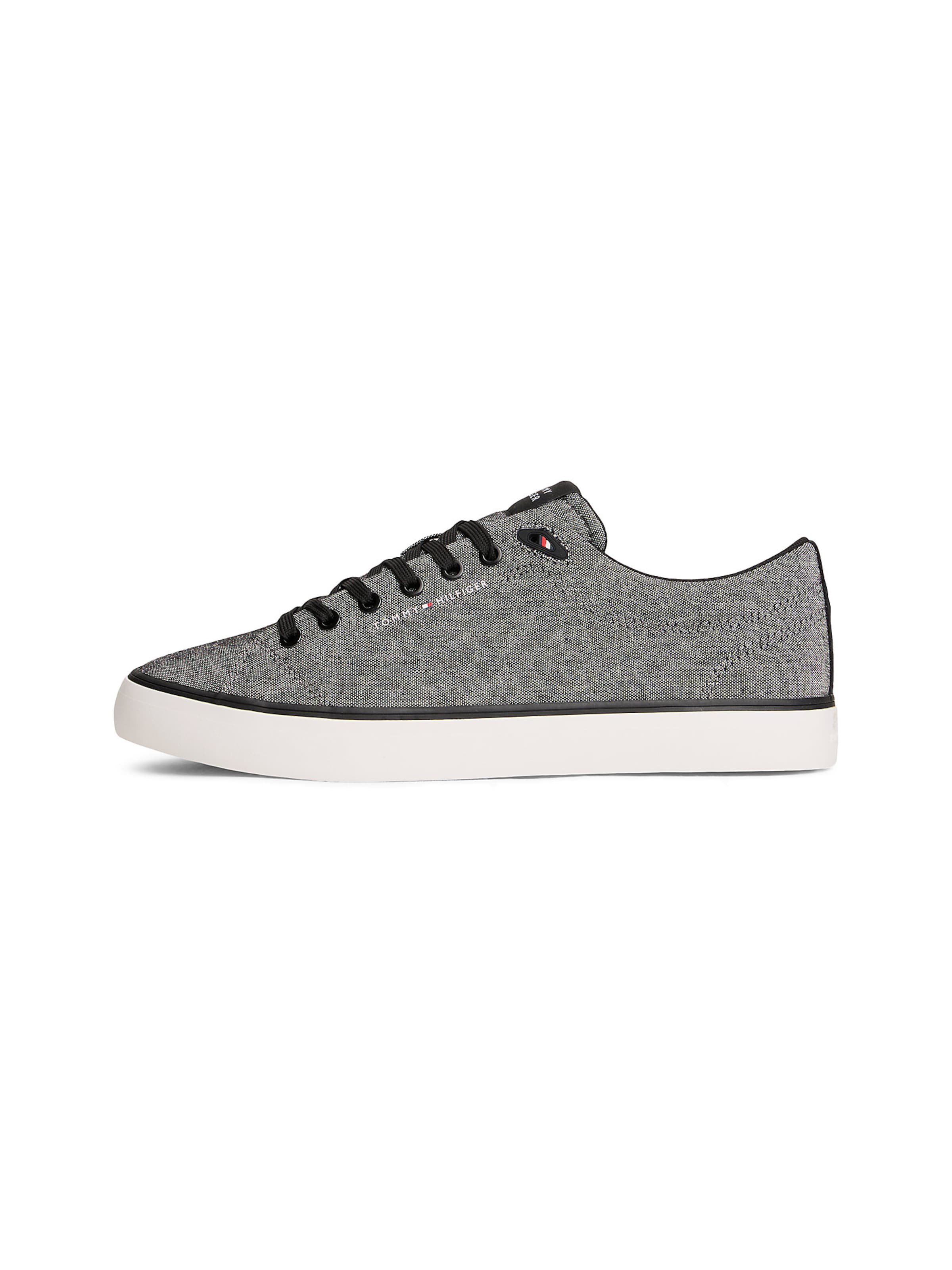 TOMMY HILFIGER Baskets basses en gris foncé / blanc, Vue avec produit