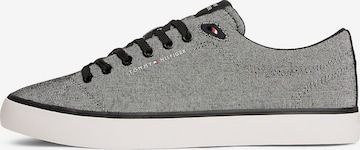 Baskets basses TOMMY HILFIGER en gris : devant