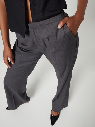 Bella x ABOUT YOU Wide leg Trousers 'Lenni' in Grey