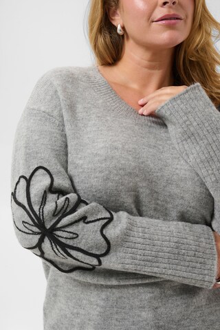 Pull-over 'Erina' KAFFE CURVE en gris
