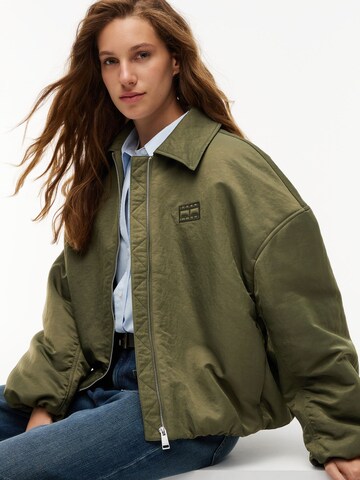 Tommy Jeans - Chaqueta de entretiempo en verde