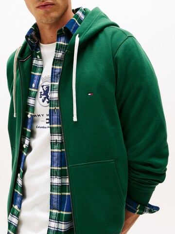 Hanorac 'ESSENTIAL' de la TOMMY HILFIGER pe verde