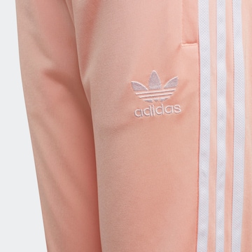 ADIDAS ORIGINALS Zwężany krój Spodnie w kolorze różowy