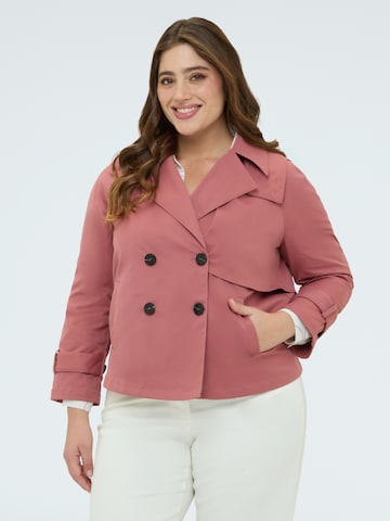 Cappotto invernale di Fiorella Rubino in rosa: frontale