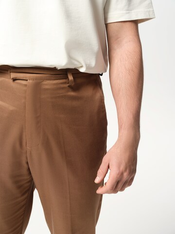 Regular Pantalon à plis 'Rico' ABOUT YOU x Jaime Lorente en marron
