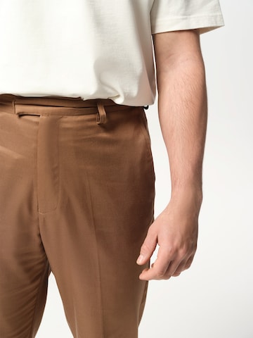 regular Pantaloni con piega frontale 'Rico' di ABOUT YOU x Jaime Lorente in marrone