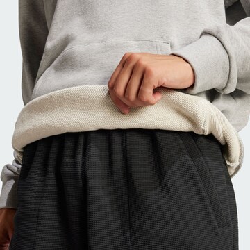 ADIDAS ORIGINALS Sweatshirt 'Q1 Made By Nelson' in Grau