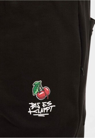 DEF Tapered Hose 'BEK x DEF Cherry' in Schwarz