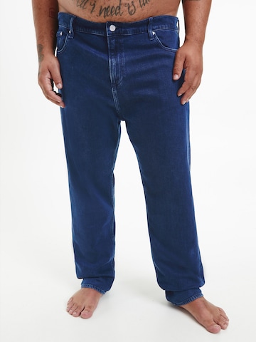Calvin Klein Big & Tall Tapered Jeans in Blauw: voorkant