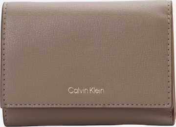 Calvin Klein Портмоне в кафяво: отпред