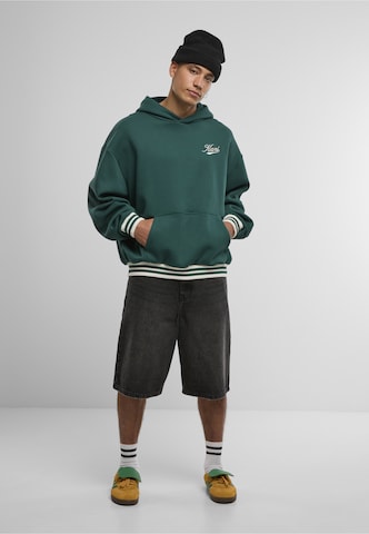 Karl Kani Sweatshirt 'Cursive Varsity' in Grün