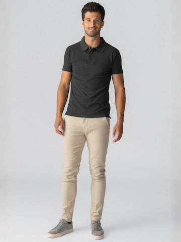 Coupe regular Chemise ' Muscle Polo ' TEESHOPPEN en gris : devant