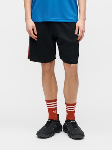 Largi Pantaloni 'Firebird' de la ADIDAS ORIGINALS pe negru: față