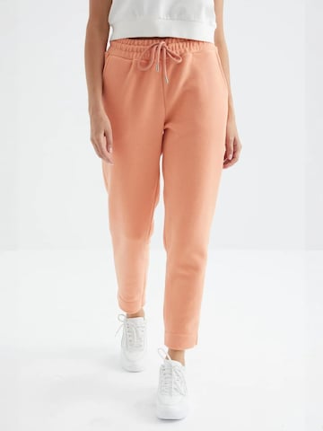 Effilé Pantalon Tommy Life en orange : devant