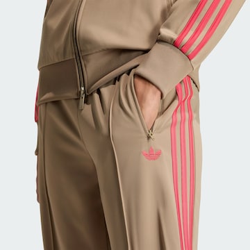 ADIDAS ORIGINALS - Perna larga Calças 'Firebird' em bege