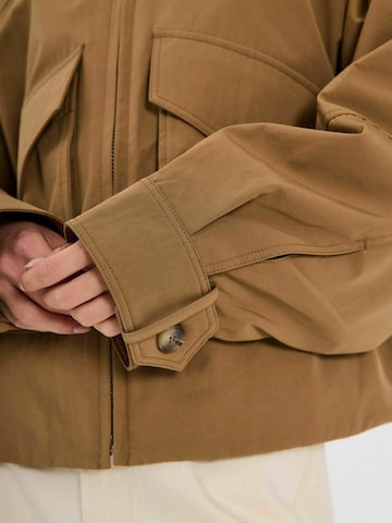 NORR Välikausitakki ' Miller ' värissä vihreä