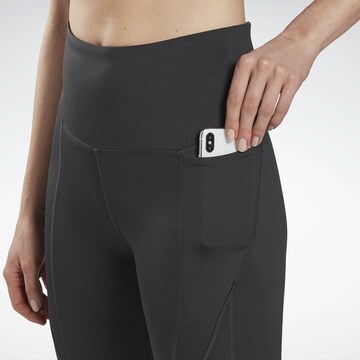 Skinny Pantaloni sport 'Workout Ready' de la Reebok pe negru