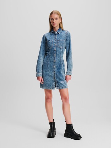 KARL LAGERFELD JEANS - Vestidos camiseiros em azul: frente