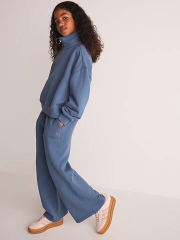 Superdry & Co Jooksudress, värv sinine: eest vaates