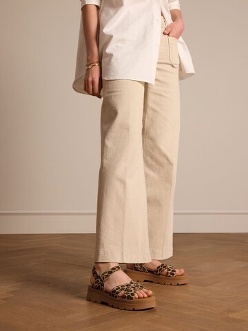 MANFIELD Sandale in Beige: Vorderseite