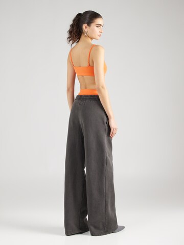 Wide leg Pantaloni di WEEKDAY in grigio