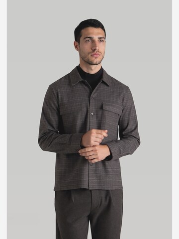 Coupe regular Chemise MAERZ Muenchen en marron : devant