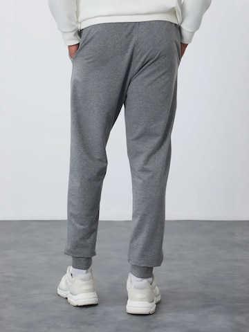 Tommy Life Tapered Workout Pants 'Jogginghose' in Grey