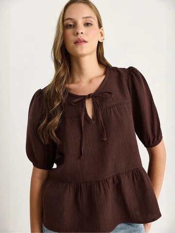 Bianco Lucci - Blusa em castanho