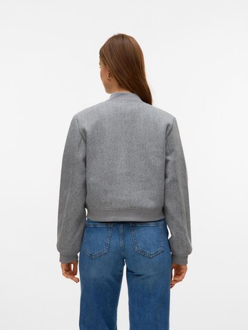 Veste mi-saison 'CHLOE' VERO MODA en gris