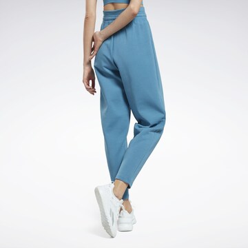 Reebok - Tapered Pantalón deportivo en azul