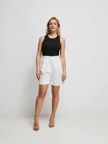 ABOUT YOU x Iconic by Tatiana Kucharova Loose fit Pleat-front trousers in White