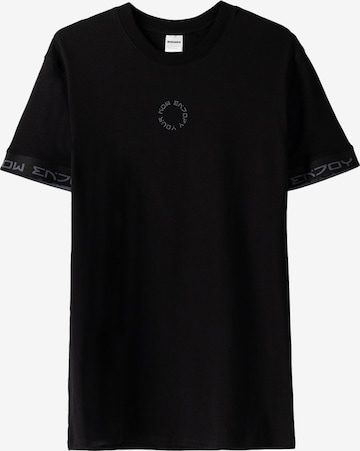 Tricou de la Bershka pe negru: față