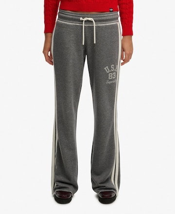 Superdry Flared Broek 'Athletic Essentials' in Grijs: voorkant