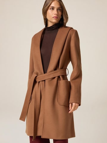 Cappotto invernale di oltre in marrone: frontale