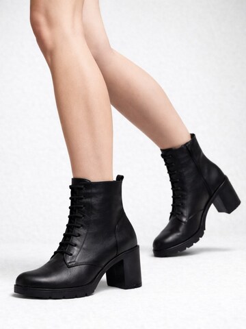 Lorévine Ankle boots in Black