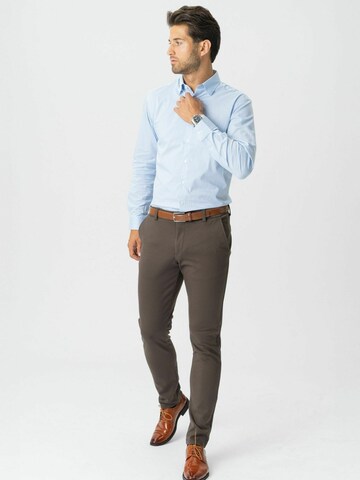 Coupe regular Chemise ' The Original ' TEESHOPPEN en blanc