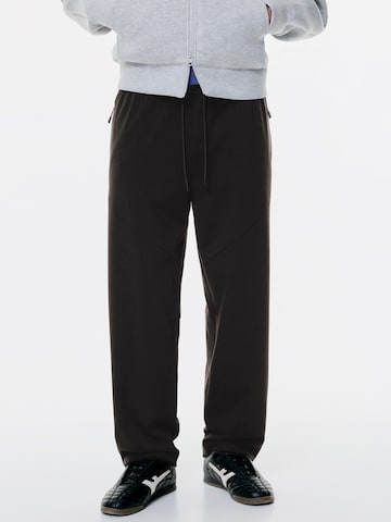 Pull&Bear Regular Pants in Black: front