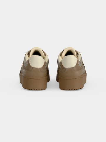 GUESS Sneaker 'MIRAM16' in Grau
