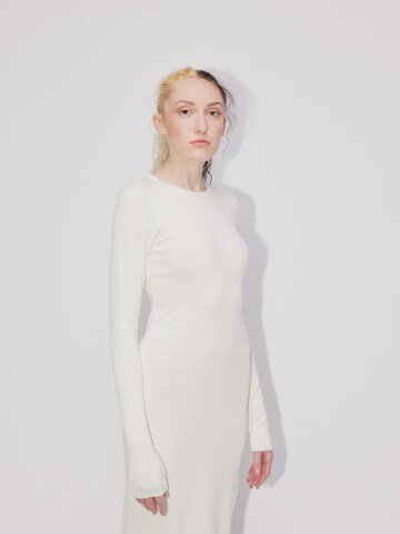 Robe 'Essential' ABOUT YOU REBIRTH STUDIOS en blanc