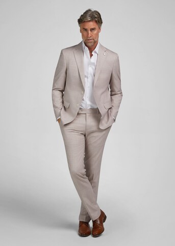 HECHTER PARIS Suit in Red: front
