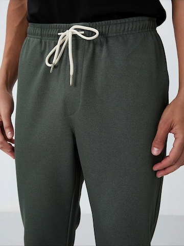 Tommy Life Tapered Workout Pants 'Jogginghose' in Green