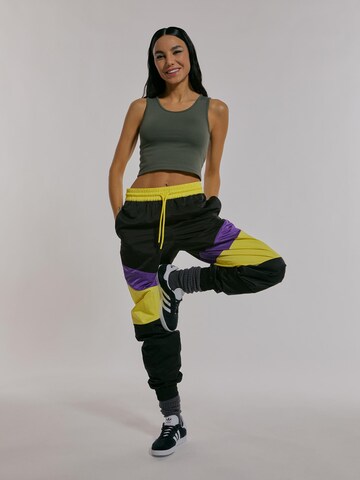 Tapered Pantaloni 'Mia' di ABOUT YOU x Chiara Biasi in nero