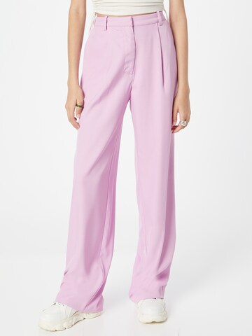 regular Pantaloni con piega frontale di NA-KD in rosa: frontale