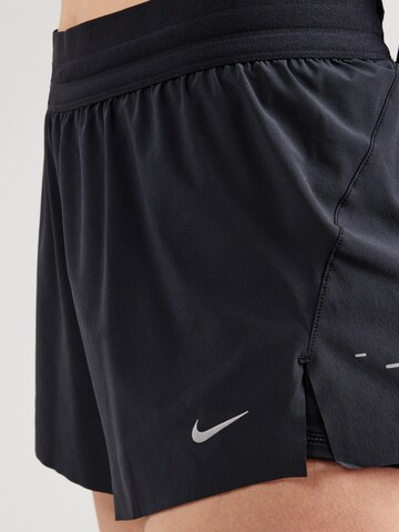 NIKE Regular Sportshorts in Schwarz