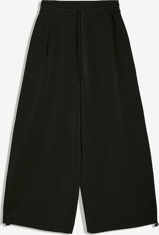 Pantaloni cutați de la Bershka pe negru: față
