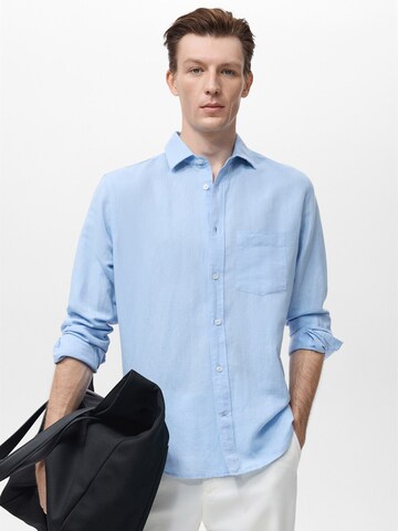 MANGO MAN Regular fit Button Up Shirt 'AVISPA' in Blue: front